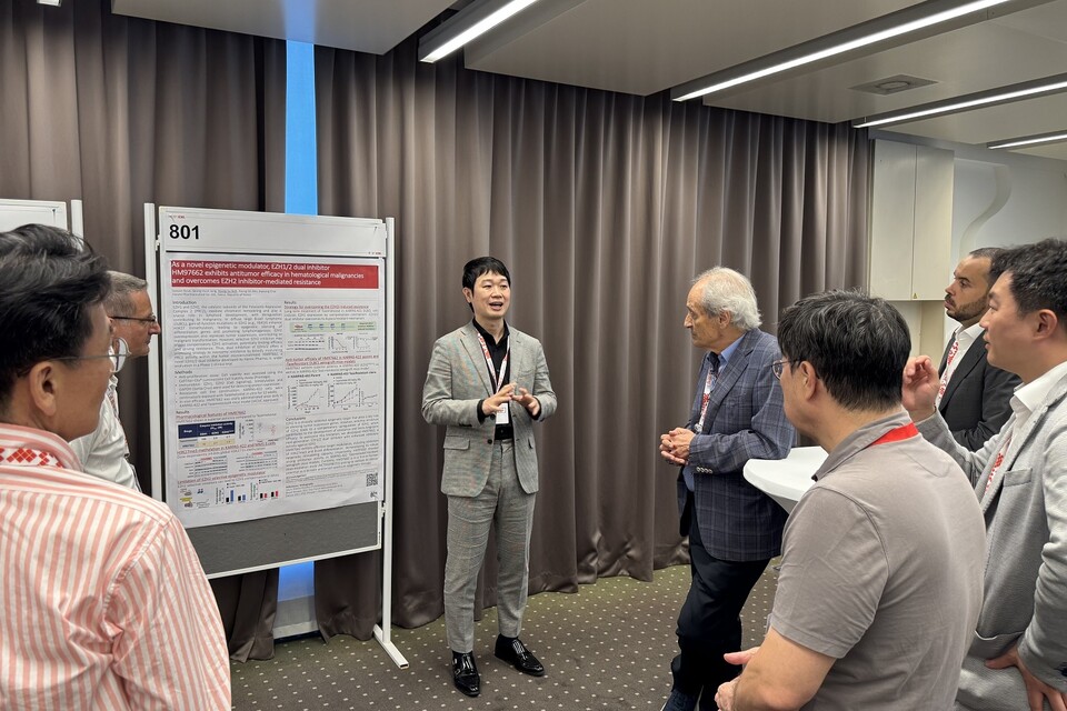 2025년 6월 17일(현지시간) 한미약품 ONCO임상팀 노영수 이사(가운데)가 스위스 루가노에서 열린 국제림프종학회(ICML 2025)에서 세계적 종양학자이자 ICML 학회장인 프랑코 카발리(Franco Cavalli) 박사(왼쪽 네 번째)를 비롯한 참석자들에게 HM97662의 연구 현황이 담긴 포스터 내용을 설명하고 있다. 2025.7.4./사진=한미그룹