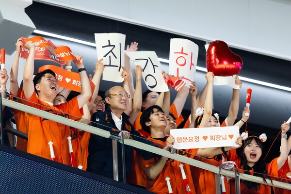 2025년 7월3일 대전 한화생명 볼파크에서 진행된 한화이글스 야구경기를 (왼쪽부터 두번째) 김승연 한화그룹 회장과 한화 임직원들이 함께 관람하고 있다./사진=한화