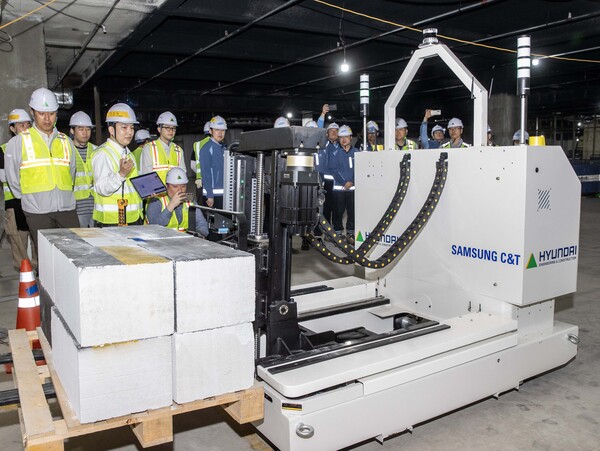 현대건설과 삼성물산이 공동 개발한 ‘스마트 자재 운반 로봇’이 현장에서 자재를 싣고 자율주행 이동하고 있다./2026.7.6.현대건설