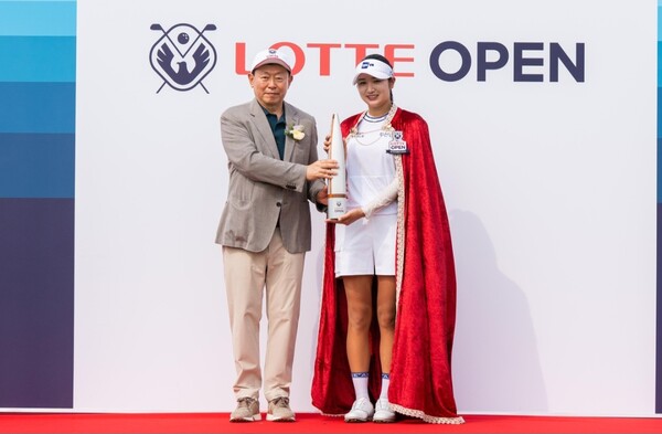 신동빈 롯데그룹 회장(왼쪽)이 2025년 7월 6일 한국여자프로골프(KLPGA) 투어 제15회 롯데 오픈 우승자 박혜준(22) 선수에게 트로피를 시상한 후 기념촬영을 하고 있다. /롯데