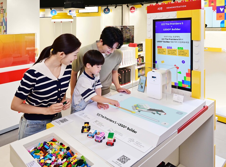 모델들이 삼성전자가 레고코리아와 협업해 마련한 '더 프리미어 5' 체험 공간에서 시연하고 있다.  2025.7.7./사진=삼성전자