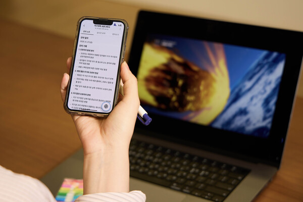 SK텔레콤은 2025년 6월 30일 인공지능(AI) 서비스 '에이닷'(A.)에 베타 버전으로 탑재된 '노트' 서비스가 출시 일주일 만에 누적 사용자 30만명을 돌파했다고 밝혔다. SKT 모델이 에이닷 '노트' 앱 버전 요약 기능을 사용하는 모습. /사진=SK텔레콤