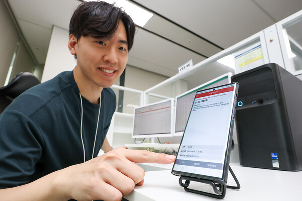 KT는 AI(인공지능) 기반 실시간 스팸 차단 키워드 등록 시스템을 2025년 6월 11일부터 본격 운영 중이라고 밝혔다. KT 고객센터 스팸분석팀 직원이 AI 기반 실시간 스팸 차단 키워드 등록 시스템을 운용하고 있다. /사진=KT