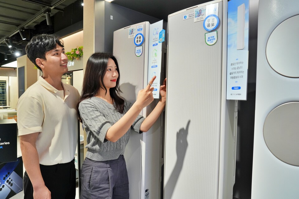 고객들이 롯데백화점 본점 8층에 위치한 삼성전자 매장에서 고효율 제품을 둘러보고 있다. 2025.7.8./사진=롯데쇼핑