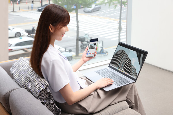 삼성스토어 청담에서 '갤럭시 북5'에 '퀵쉐어'로 사진을 공유한 뒤 '사진 리마스터' 기능으로 업스케일링하는 모습. 2025.7.8. /사진=삼성전자