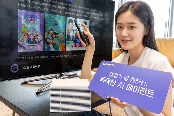 KT는 다양한 질문에 자연스러운 대화로 응답이 가능한 지니 TV AI(인공지능) 에이전트를 자사 IPTV(인터넷 TV) 서비스 '지니 TV'에 탑재했다고 2025년 7월 8일 밝혔다. KT 모델이 '똑똑한 AI 에이전트' 지니 TV AI 에이전트의 자연스러운 대화 응답 기능을 소개하고 있다. /사진=KT