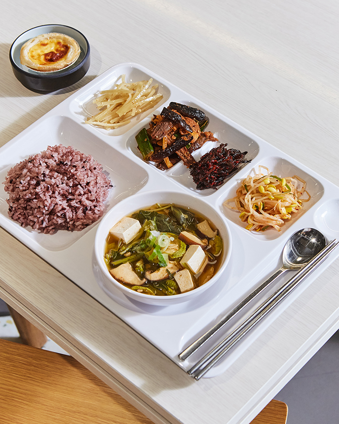 2025년 7월 8일 서울시 중구 순화동에 위치한 이마트 본사 빌딩 구내식당에서 가지 제육 볶음, 취나물 된장국 등으로 구성된 임산물 식단이 직원들에게 점심식사로 제공됐다. 2025.7.8./사진=신세계푸드