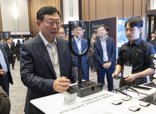 2024년 7월 19일 서울 롯데호텔월드에서 진행된 롯데 인베스트먼트 쇼케이스 행사에서 신동빈 롯데 회장이 고해상도 AR용 글래스 생산 스타트업 '레티널'의 기술 설명을 듣고 있다./사진=롯데지주