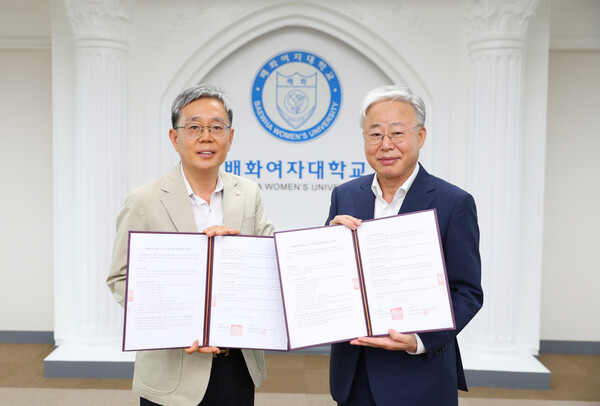 NH농협은행 서울본부는 2025년 7월 8일 배화여자대학교와 주거래은행 협약을 체결했다. (왼쪽부터) 정현범 NH농협은행 서울본부장, 이후천 배화여자대학교 총장이 기념촬영을 하고 있다./사진=NH농협은행