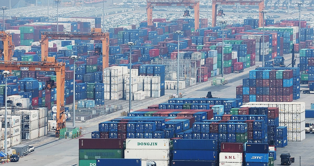 2025년 7월 8일 경기도 평택항에 컨테이너가 쌓여 있는 모습. 2025.7.8./사진=연합뉴스