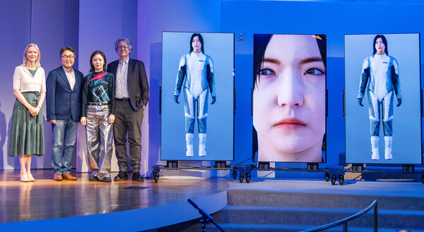 (왼쪽부터)마리엣 웨스터만 구겐하임미술관장 겸 CEO, LG전자 북미법인 허철호 상무, 김아영 작가, 냇 트로트먼 구겐하임 큐레이터가 뉴욕 구겐하임 미술관에서 열린 김아영 작가 작품 설명회에서 기념 촬영을 진행하고 있다. / 사진=LG전자