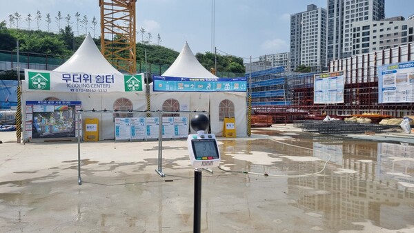 한국토지주택공사 건설현장에 체온측정기와 무더위 쉼터가 설치된 모습이다. /2025.7.9 한국토지주택공사