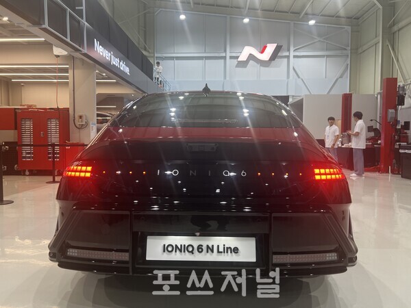 2025년 9월 9일 현대차는 경기도 의왕시 'N 아카이브'에서 '아이오닉 6 N 미디어 갤러리' 행사를 열고 전 세계 최초로 '아이오닉 6 N'을 공개했다. 사진은 아이오닉 6 N 후면./사진=김지훈 기자