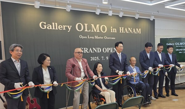 7월 9일 경기도 하남시 ㈜올모하남 개소식에서 김형준 현대제철 인재경영실장(오른쪽에서 세 번째)이 참석자들과 테이프 커팅식을 진행하고 있다./사진=현대제철