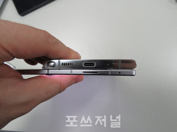 2025년 7월 10일 서울 중구 태평로 삼성전자 기자실에서 열린 미디어 브리핑에서 (위)'갤럭시 노트20 Ultra'(8.1㎜)와 '갤럭시 Z 폴드7'(4.2㎜)의 두께를 비교한 모습. /사진=강민혁 기자