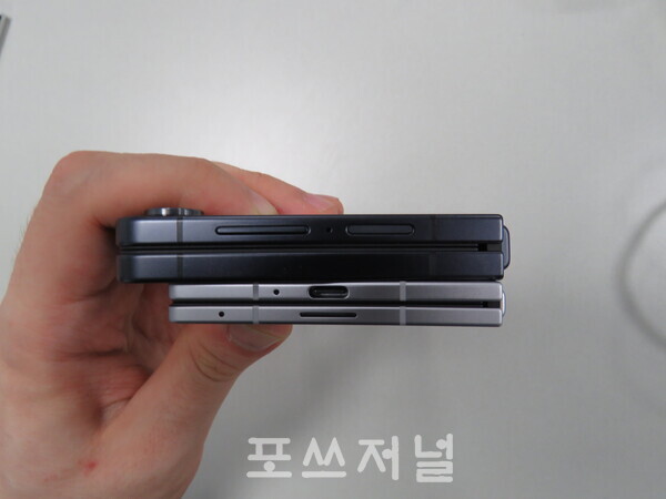 2025년 7월 10일 서울 중구 태평로 삼성전자 기자실에서 열린 미디어 브리핑에서 (위) '갤럭시 Z 플립7'(13.7㎜), '갤럭시 Z 폴드7'(8.9㎜)의 두께와 힌지 부분을 비교한 모습. /사진=강민혁 기자
