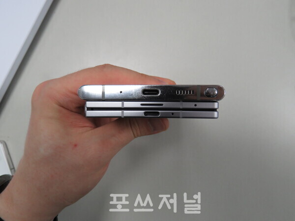 2025년 7월 10일 서울 중구 태평로 삼성전자 기자실에서 열린 미디어 브리핑에서 (위)'갤럭시 노트20 Ultra'(8.1㎜), '갤럭시 Z 폴드7'(8.9㎜)의 두께를 비교한 모습. /사진=강민혁 기자