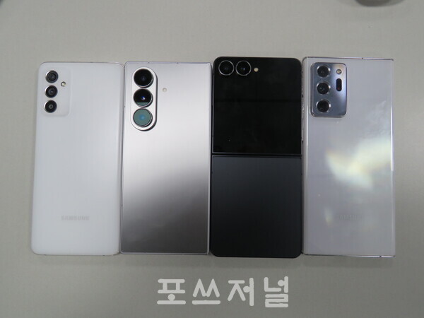 2025년 7월 10일 서울 중구 태평로 삼성전자 기자실에서 열린 미디어 브리핑에서 (왼쪽부터)'갤럭시 퀀텀2'(20:9), '갤럭시 Z 폴드7'(21:9), '갤럭시 Z 플립7'(21:9), '갤럭시 노트20 Ultra'(19.3:9)의 비율을 비교한 모습. /사진=강민혁 기자