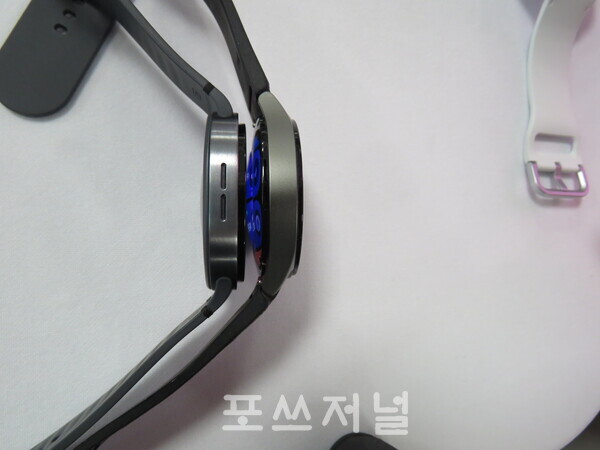 2025년 7월 10일 서울 중구 태평로 삼성전자 기자실에서 열린 미디어 브리핑에서 (왼쪽부터)'갤럭시 워치8 44㎜'(8.6㎜ 두께), '갤럭시 워치7 44㎜'(9.7㎜ 두께)의 두께를 비교한 모습. /사진=강민혁 기자