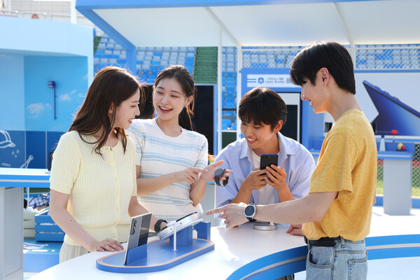 대전 중구 한화 이글스파크 '갤럭시 체험존'에서 방문객들이 '갤럭시 워치8 시리즈'와 함께 나의 러닝 레벨을 확인하고, 러닝 코칭 프로그램을 추천 받는 모습. 2025.7.11. /사진=삼성전자