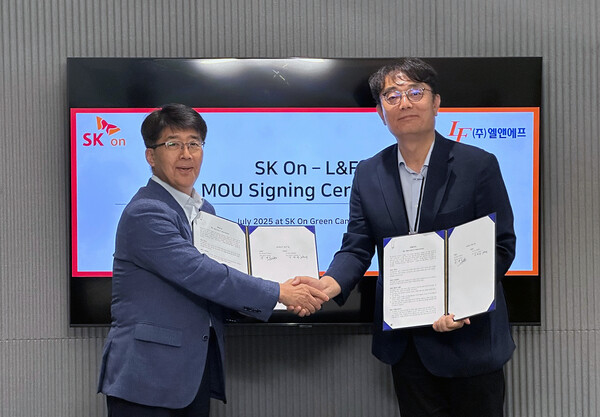 2025년7월10일 서울 종로구 SK온 그린캠퍼스에서 진행된 양극재 공급을 위한 업무협약 체결식에서 (왼쪽부터) 신영기 SK온 구매본부장, 이병희 엘앤에프 최고운영책임자(COO)이 기념촬영을 하고 있다./사진=SK온