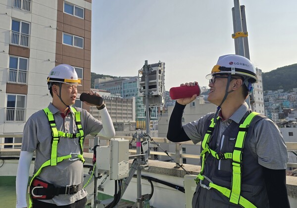 LG유플러스가 최근 기록적인 폭염이 지속되는 가운데 현장 근로자들의 안전을 위해 다양한 지원책을 마련했다고 2025년 7월 14일 밝혔다. 현장 근무 중 식수를 마시는 LG유플러스 직원의 모습. /사진=LG유플러스