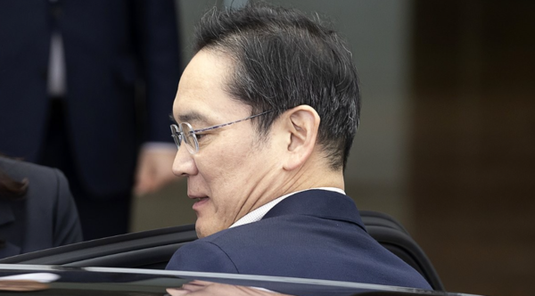 일본 출장을 마친 이재용 삼성전자 회장이 2025년 4월 9일 강서구 서울김포비즈니스항공센터(SGBAC)를 통해 귀국하고 있다./사진=연합뉴스