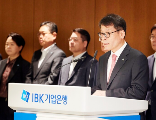 김성태 IBK기업은행장이 2025년 3월26일 기업은행 본점에서 전현직 임직원들의 대규모 부당대출 사건에 대해 대국민 사과를 하고 있다./사진=기업은행