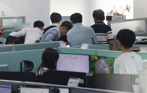 김건희 여사에 관한 의혹들을 수사하는 민중기 특별검사팀이 2025년 7월14일 '양평고속도로 노선변경 특혜 의혹'과 관련해 국토교통부 등 10여곳에 대한 전방위 압수수색에 나섰다. 이날 서울 성동구 동해종합기술공사 성수 본사에서 특검 관계자들이 자료를 살피고 있다. /연합