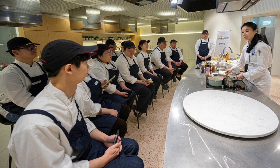 2024년 4월 ‘CJ도너스캠프 아카데미’ 교육생들이 CJ제일제당센터 1층 더키친에서 진행된 류경화 캐나다대사관 의전관 특강을 듣고 있다. 2025.7.15./사진=CJ나눔재단