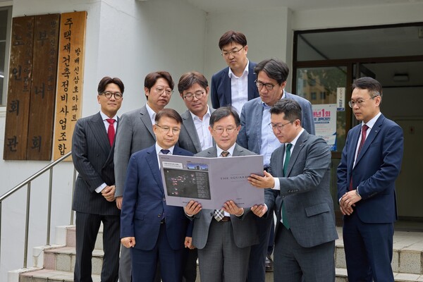 2025년 7월 14일 정경구 HDC현대산업개발 대표이사(첫째 줄 왼쪽 2번째)가 방배신삼호아파트 재건축 현장을 방문해 더 스퀘어(THE SQUARE) 270 계획을 보고 있다. /HDC현대산업개발