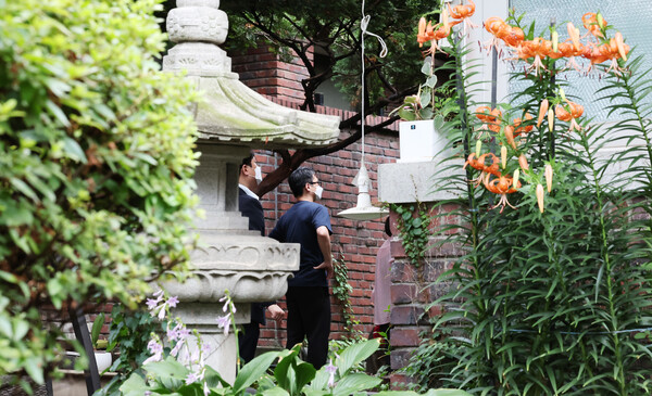 김건희 여사 관련 의혹들을 수사하는 민중기 특별검사팀이  2025년 7월 15일 서울 역삼동 건진법사 전성배 씨의 법당에 대한 압수수색에 나선 가운데 법당에서 특검 관계자들이 분주히 움직이고 있다. 2025.7.15 [공동취재]