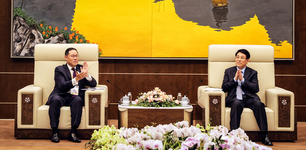 2025년 7월 15일 베트남 하이퐁에서 조현상 HS효성 부회장(왼쪽)이 르엉 끄엉(Luong Cuong) 베트남 국가주석을 만나 한국과 베트남 경제교류 확대와 APEC 정상회담의 성공적인 개최에 대한 의견을 나누고 있다./사진=HS효성