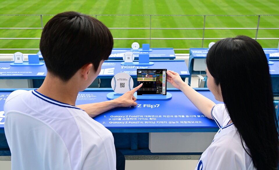 대구 삼성 라이온즈 파크 '루프탑석'에서 방문객들이 '갤럭시 Z 폴드7'의 대화면으로 멀티태스킹 기능을 체험하고 있다. 2025.7.17./사진=삼성전자