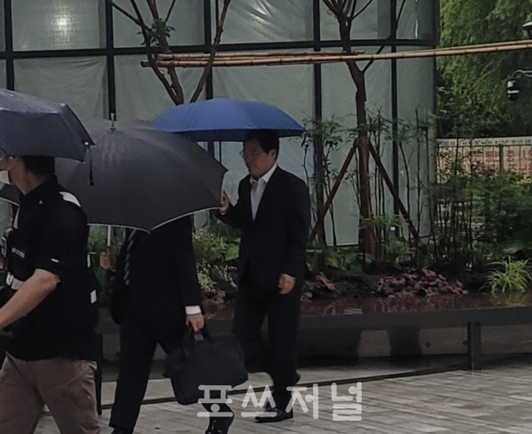 윤창호 전 한국증권금융 사장이 2025년 7월 17일 서울 종로구 KT광화문빌딩웨스트 민중기 특별검사 사무실로 출석히고 있다. 그는 윤석열 전 대통령 부인 김건희씨의 '집사 게이트'에 연루된 의혹을 받는다. /사진=강민혁 기자