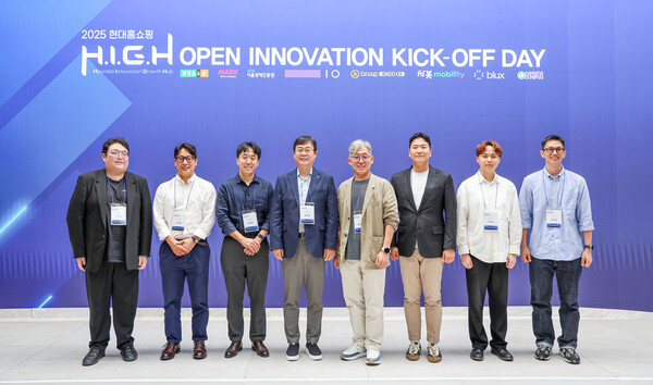 (왼쪽부터) 김민준 랭코드 대표, 윤정훈 퍼플아이오 대표, 전종찬 서울경제진흥원 책임, 한광영 현대홈쇼핑 대표이사, 홍경표 마크앤컴퍼니 대표, 강병희 차봇모빌리티 부대표, 이지혁 제트에이아이 대표, 현준엽 로쉬코리아 대표가 2025년 7월 17일 서울 강동구 천호동 현대홈쇼핑 본사에서 진행된 ‘2025 현대홈쇼핑 H.I.G.H 오픈 이노베이션 킥오프 데이’에서 기념사진을 찍고 있다. / 사진=현대홈쇼핑