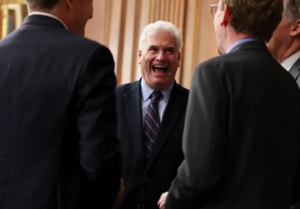 미국 하원 공화당 원내총무인 돈 에머 의원이 2025년 7월 17일(현지시간) 워싱턴 D.C 연방하원에서 'GENIUS 법안'을 통과시킨 후 기자회견을 시작하기 전 동료들과 웃고 있다./로이터연합