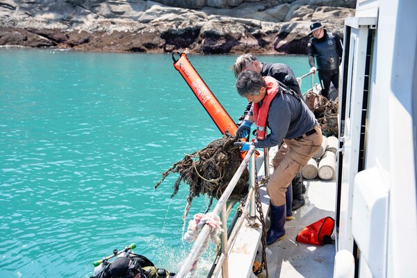 2025년 7월 17일 전라남도 여수시 돌산 진목방파제 연안에서 수중 정화 작업이 진행되고 있다. / 사진=롯데마트·슈퍼
