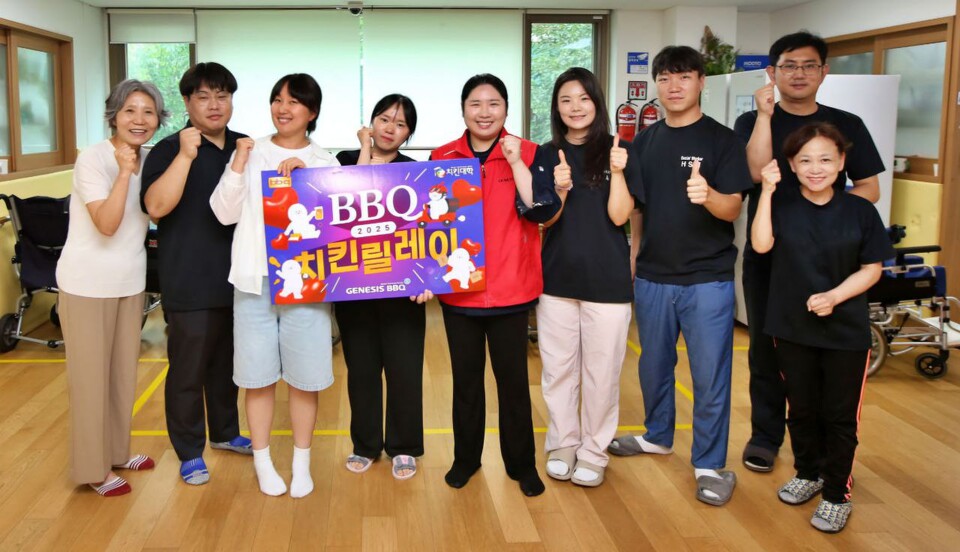 BBQ가 경기도 안산시에 위치한 장애인주간보호시설을 찾아 ‘찾아가는치킨릴레이’ 사회공헌 활동을 진행한 가운데 관계자들이 기념사진을 찍고 있다. 2025.7.18./사진=제너시스BBQ 그룹