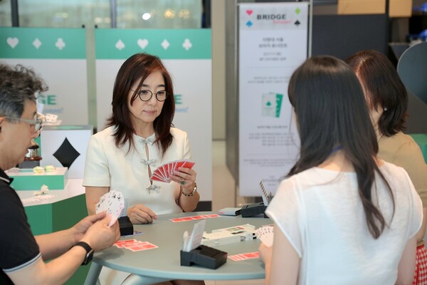 2025년 7월 17일 서울 여의도 더현대 서울 6층에서 열린 ‘브리지’ 토너먼트 대회의 참가자들이 경기를 펼치고 있다. / 사진=현대백화점