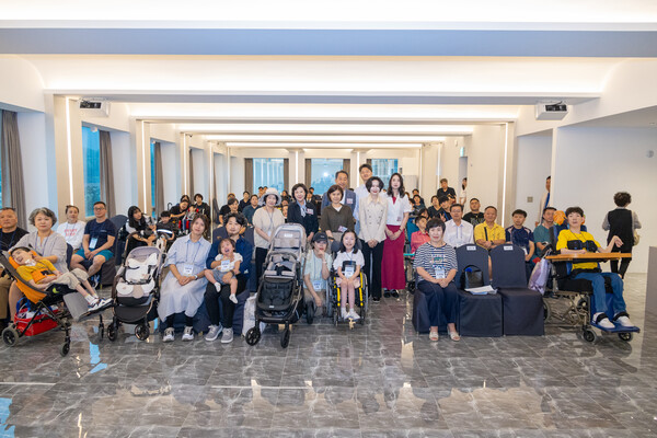 장혜선 롯데장학재단 이사장과 조한봉 롯데복지재단 이사장(가운데)를 비롯한 관계자 및 수혜가족들이 2025년 7월 17일 용산 피스앤파크 컨벤션 아주르홀에서 열린 '2025 롯데재단 장애인 보조기기 전달식'에서 기념사진을 촬영하고 있다. / 사진=롯데재단