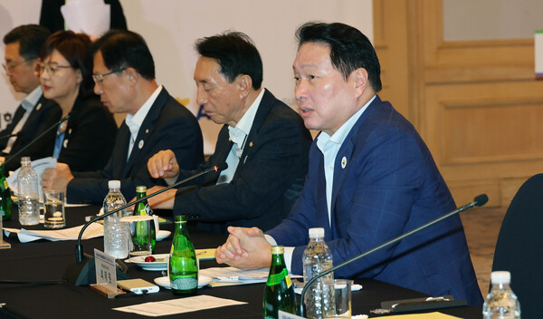 2025년 7월 18일 경상북도 경주시에서 열린 'APEC 경제인 행사 추진위원회 제2차 회의'에서 최태원 대한상의 회장(맨 오른쪽)이 인사말을 하고 있다. /대한상공회의소