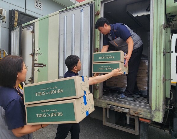 2025년 7월 18일 CJ푸드빌 임직원이 집중호우로 피해를 입은 충남지역을 찾아가 긴급 구호물품을 나르고 있다. /CJ푸드빌