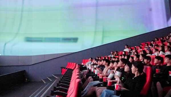 서울 12개 지역아동센터 아이들이 2025년 7월 15일 서울 CGV왕십리 스크린X 특별관에서 영화 ‘쥬라기월드: 새로운 시작’을 관람하고 있다. / 사진=CJ그룹