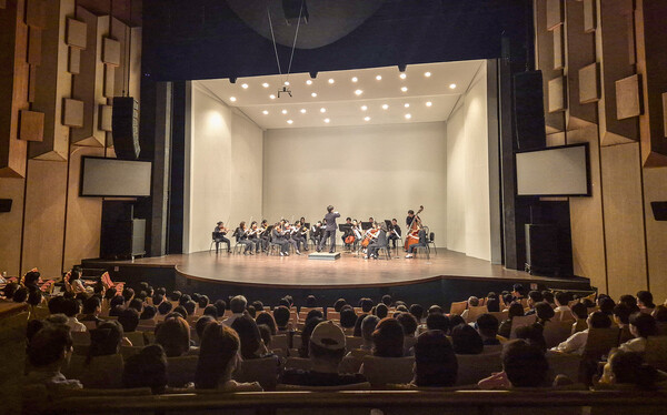 2025년 7월 10일 수원 경기아트센터 소극장에서 열린 교보생명과 KBS교향악단이 주최한 '찾아가는 음악회'에서 관객들이 클래식 공연을 감상 중이다./사진=교보생명