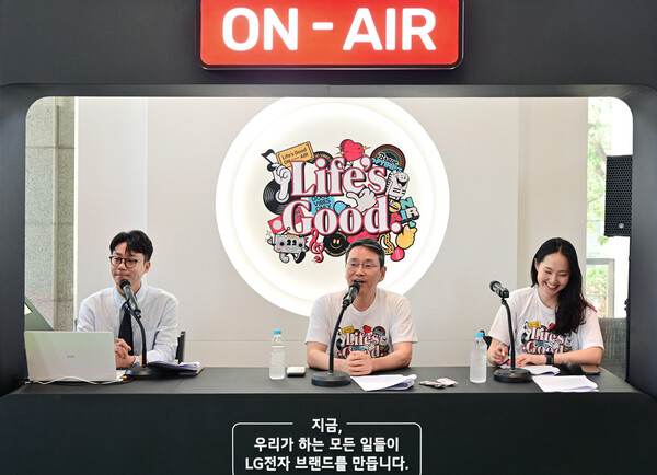 2025년6월 23일 여의도 LG트윈타워에서 ‘Life’s Good ON AIR(지금, 우리가 하는 모든 일들이 LG전자 브랜드를 만듭니다)’ 행사 에서 조주완 LG전자 CEO(가운데)가 라디오 DJ로 참여해 ‘Life’s Good' 브랜드 가치를 실천한 임직원들의 사연을 소개하고 있다./사진=LG전자