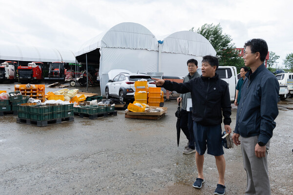 2025년7월19일 강태영 NH농협은행 은행장(가운데)이 집중호우로 큰 피해를 입은 충남 아산을 찾아 피해상황을 살피고 있다./사진=NH농협은행
