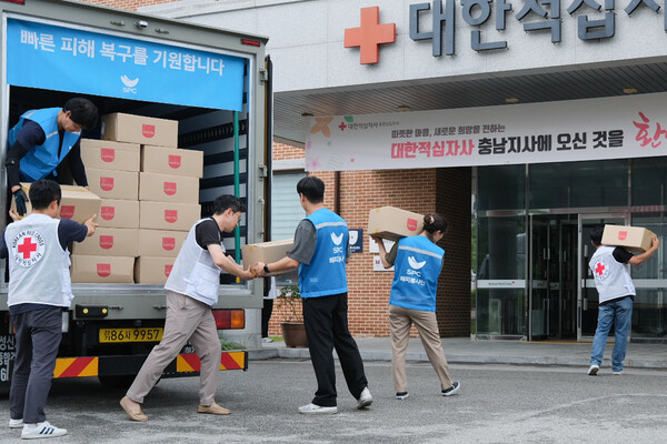 2025년7월18일 SPC그룹 관계자들이 호우피해를 입은 충청남도 지역 지원을 위해 구호물품을 대한적십자 충남지사로 옮기고 있다./사진=SPC그룹 