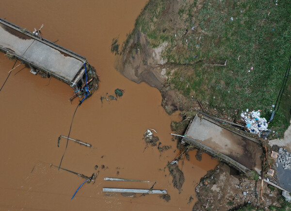 20일 경남 산청군 신안면 옛 문대교가 전날 내린 집중 호우로 파손돼 있다.교량 앞에 설치된 공고문에는 '교량 노후 파손, 붕괴 위험으로 1t 초과 차량 제한'이라고 표기돼 있다. 2025.7.20./연합