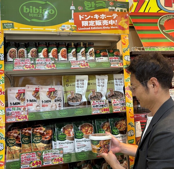 2025년7월21일 일본 도쿄 나카메쿠로 돈키호테 매장에 입점한 비비고 전용 매대에서 일본고객이 제품을 살펴보고 있다./사진=CJ제일제당